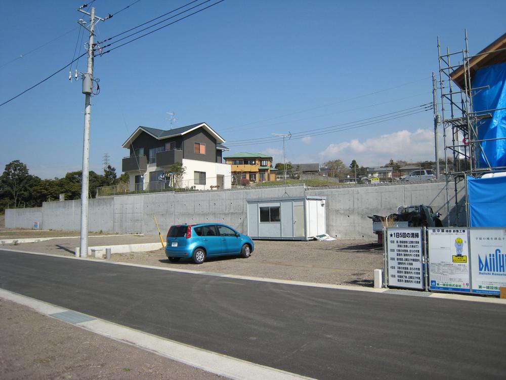 Local photos, including front road. Local (11 May 2012) shooting
