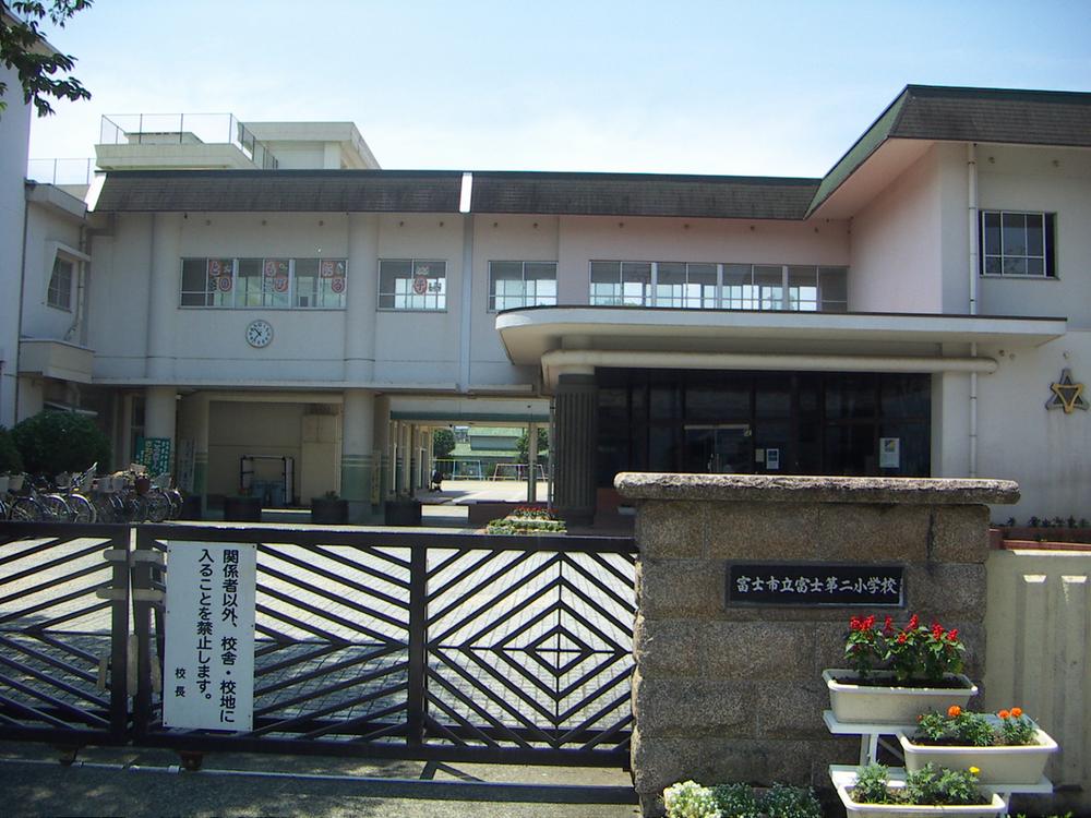Primary school. Fuji second elementary school to 550m 7-minute walk