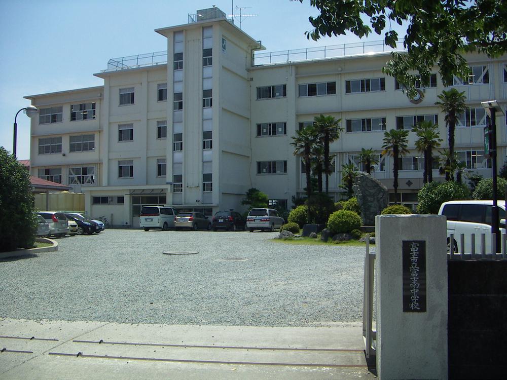 Junior high school. Fuji to the south junior high school 1700m walk 22 minutes