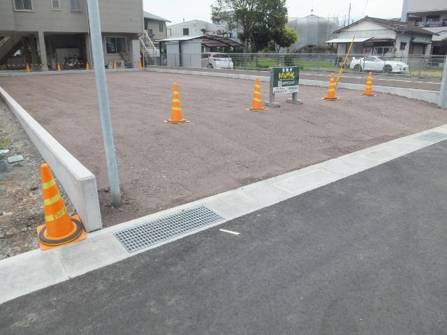 Local photos, including front road. No. B area: 247.04 sq m (74.72 square meters)