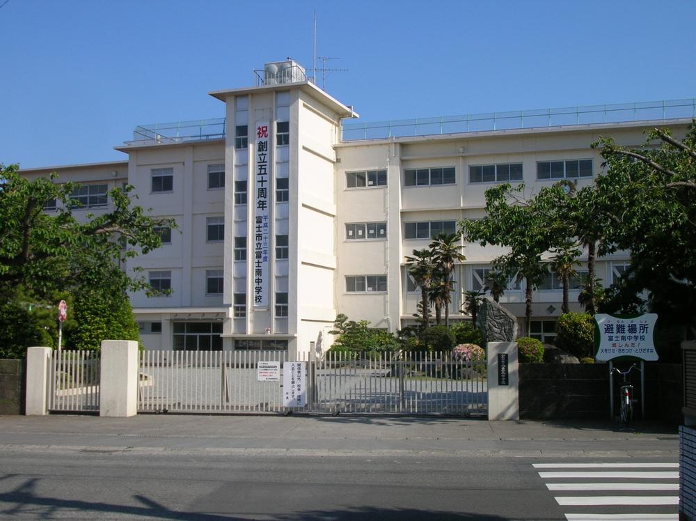 Junior high school. Fuji 800m walk 10 minutes to the south junior high school