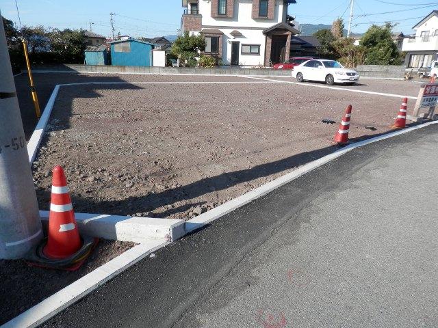 Local photos, including front road. A quiet residential area