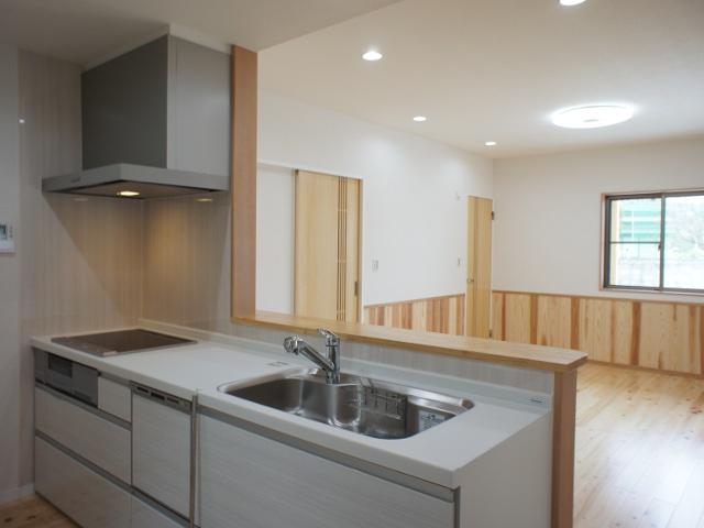 Kitchen. Face-to-face kitchen adopted LDK waist planking finish