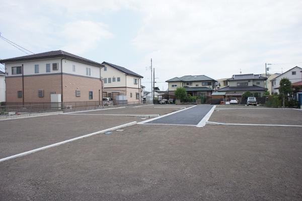 Local photos, including front road. Quiet and sunny subdivision