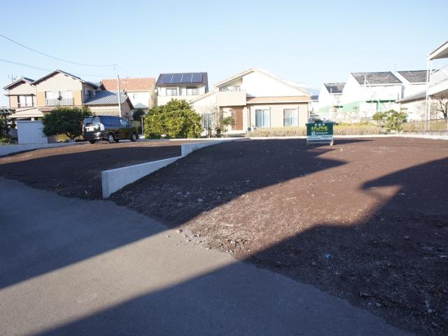 Local photos, including front road. Panoramic view