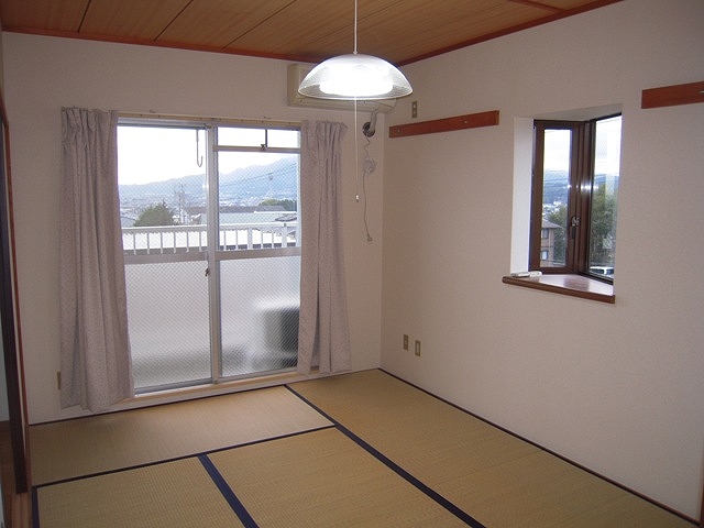 Living and room. ※ There is no bay window
