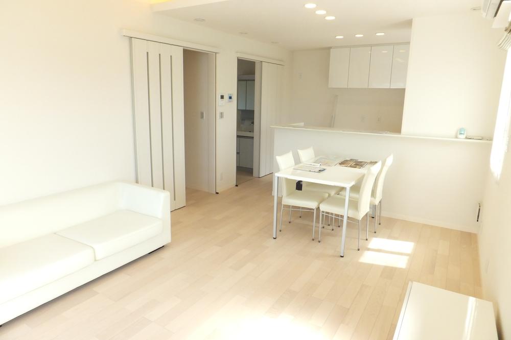 Living. > Contains the light and wind to clean full of living-dining.