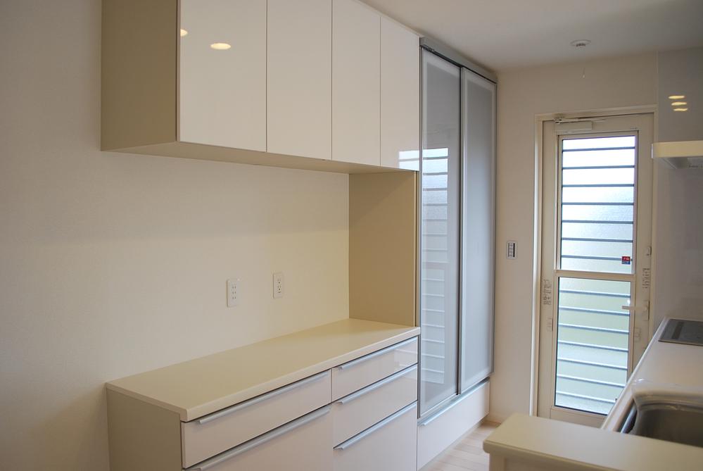 Kitchen. > This is a kitchen that does not troubled area of the cooking appliances. Tableware ・ Food ・ Enhancement also storage of miscellaneous goods.