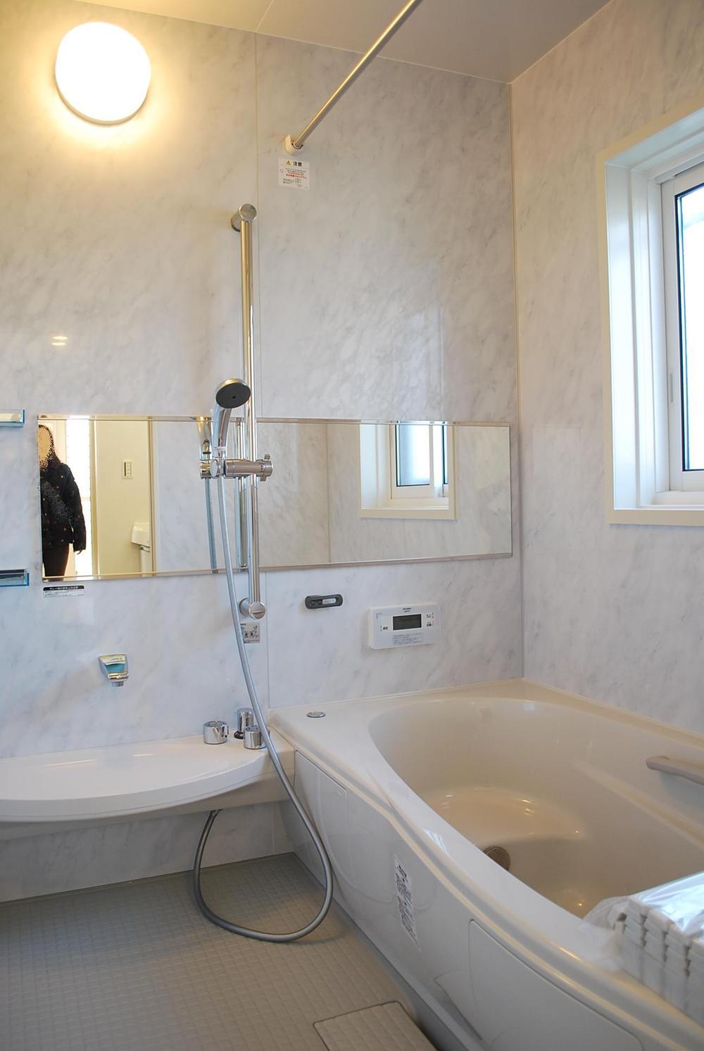 Bathroom. In> bathroom with a window, You can firmly ventilation.