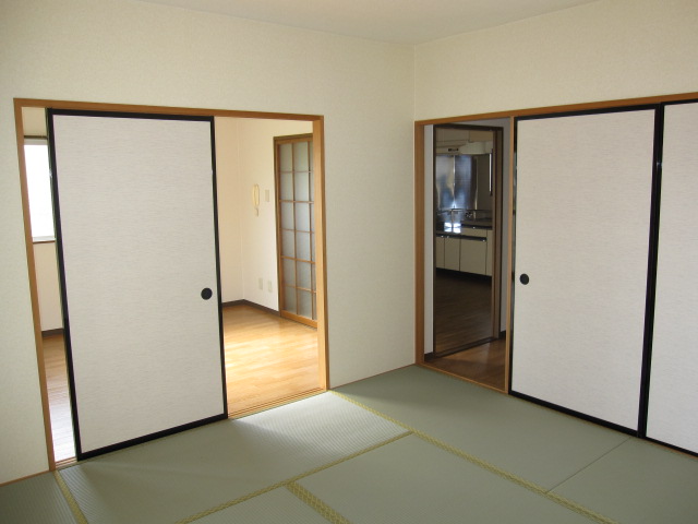 Living and room. Photo equivalent type
