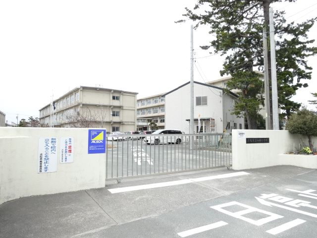 Primary school. 820m up to municipal Wada elementary school (elementary school)