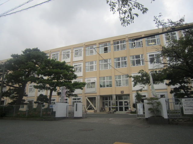 Junior high school. 1420m until the Municipal hill junior high school (junior high school)