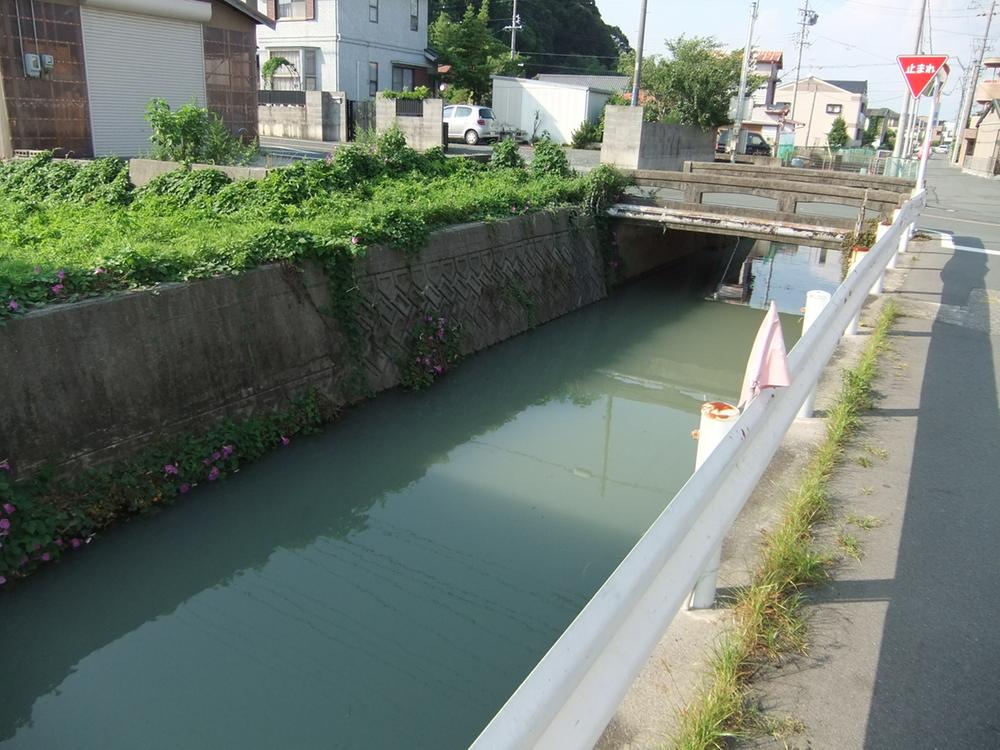 Local photos, including front road. Waterway that flows between the corresponding point and east side road