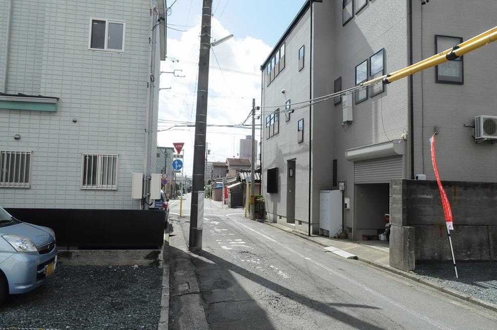 Local photos, including front road. Local photos, including the front road. About Act Tower is visible, It is located close to the JR Hamamatsu Station. (October 2013 shooting)