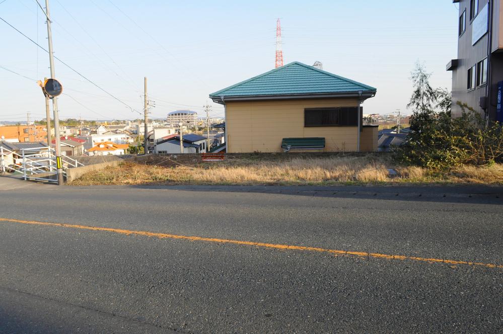 Local photos, including front road. Local (12 May 2012) shooting