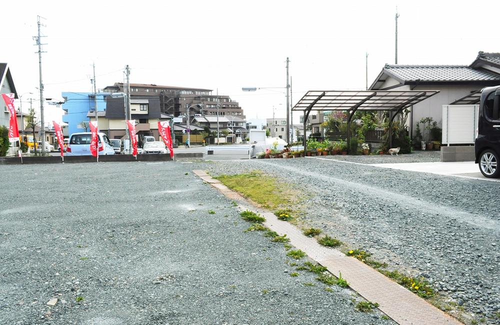Local photos, including front road. Front (west) Road (April 2013 shooting)
