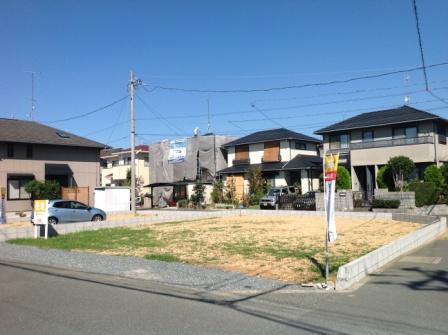 Local photos, including front road. Day is good in the southeast corner lot.