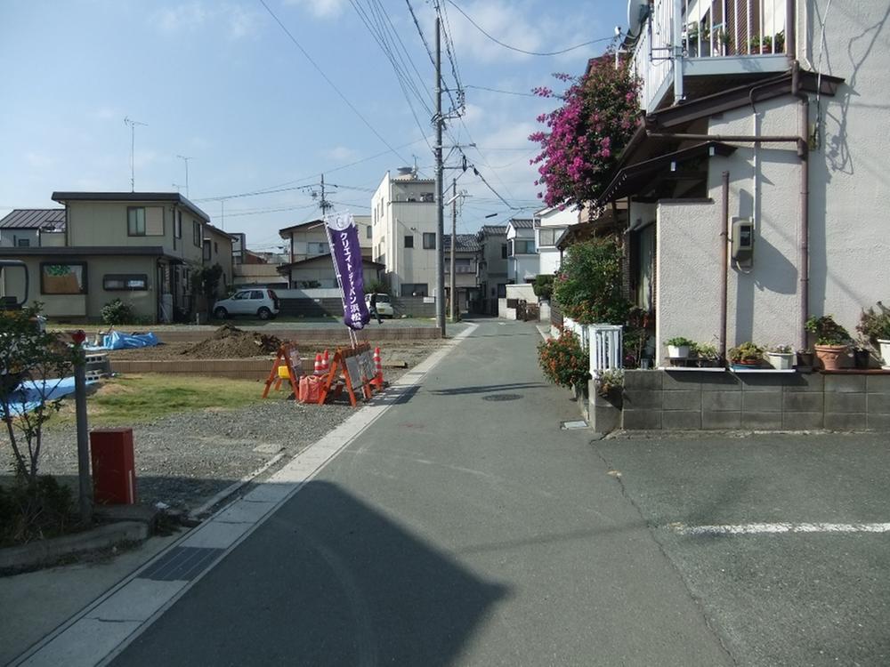 Local photos, including front road. Shooting from the east