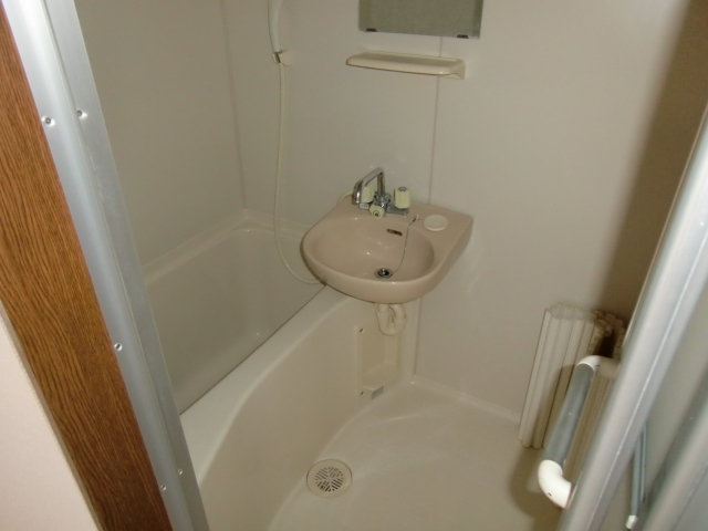 Bath. It is with a basin ☆
