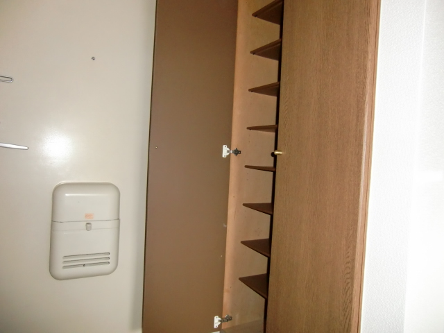 Entrance. It comes with shoes BOX