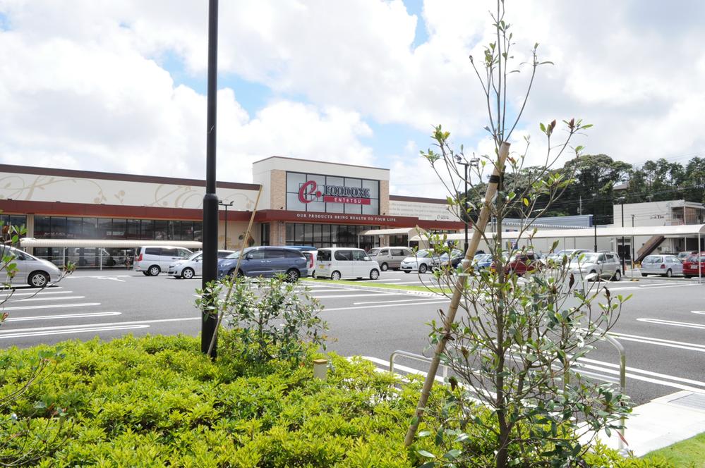 Supermarket. 1318m until Totetsu store food one Takabayashi shop