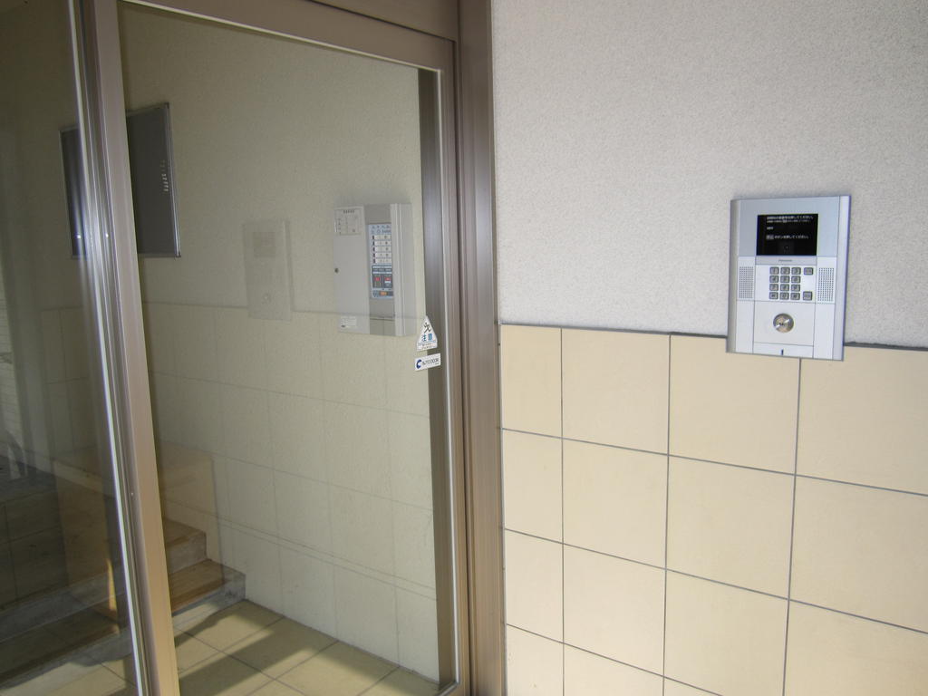 Entrance. Auto with lock