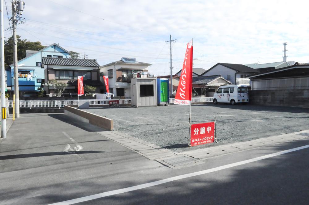 Local photos, including front road. Local, including the front road in the north-west side (the December 2013 shooting)