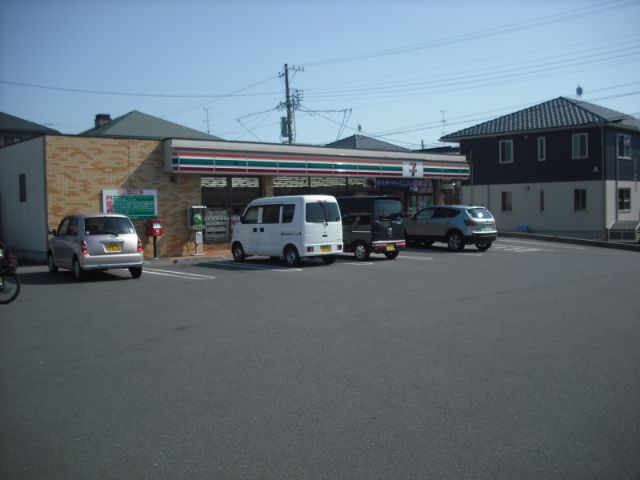 Convenience store. 450m to Seven-Eleven (convenience store)