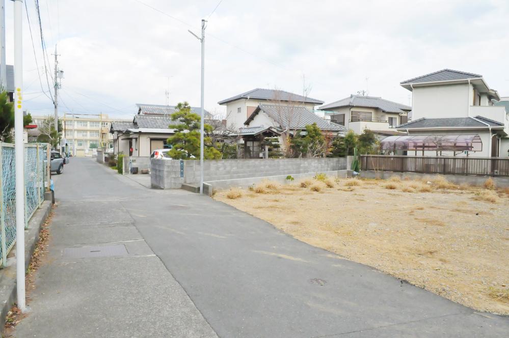 Local land photo. If you go the local west road to the north there is a Hagioka elementary school. (December 2013 shooting)