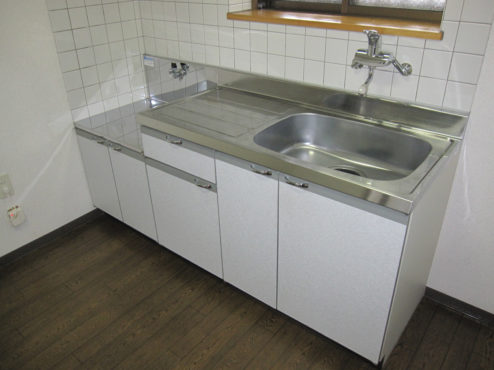 Kitchen. Single lever water washing