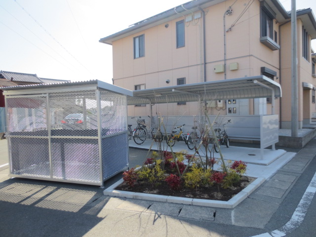 Other Equipment. On-site trash Storage ・ Large parking lot