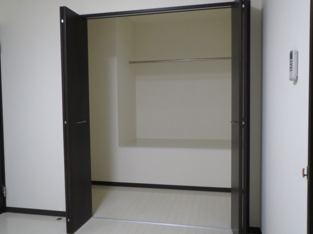 Receipt. Walk-in closet