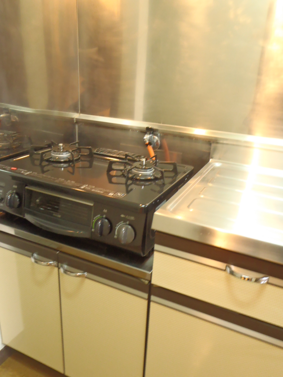 Kitchen. With gas stove (2 burners)
