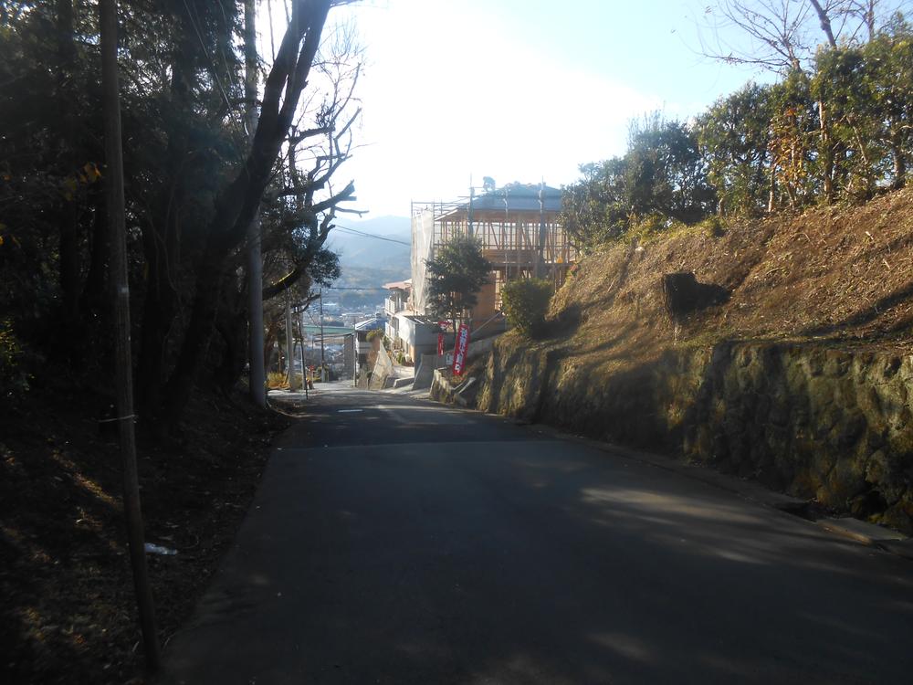 Local photos, including front road. Local view
