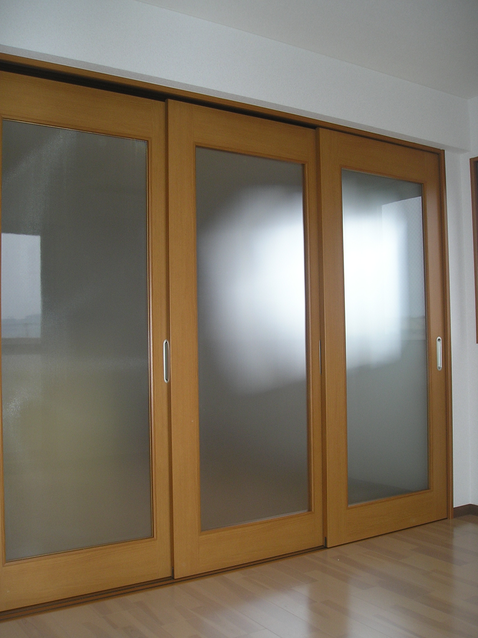 Living and room. Lighting good even in a state where Shimeki' in the glass sliding door