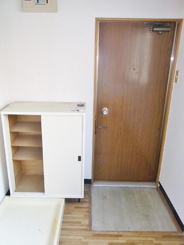 Entrance. There is a shoe box on the front door