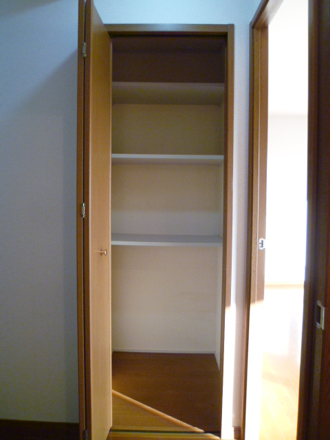 Receipt. It is perfect to accommodate the daily necessities and vacuum cleaners.