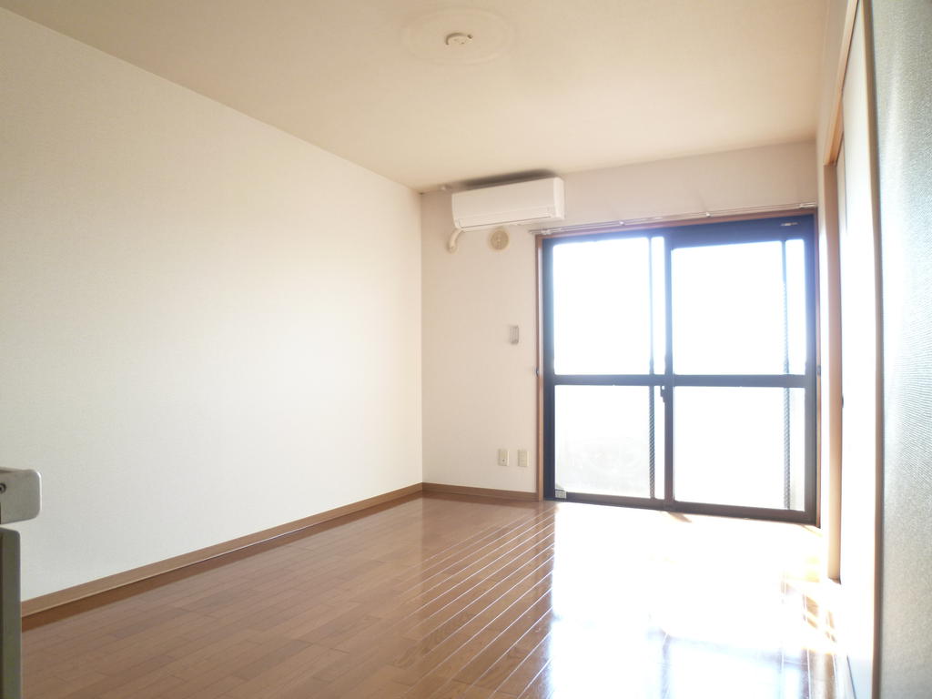 Living and room. Sunny in the south-facing veranda Air conditioning