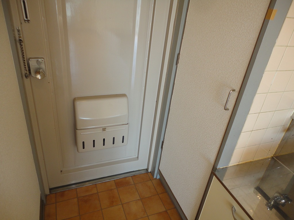 Entrance. Entrance storage