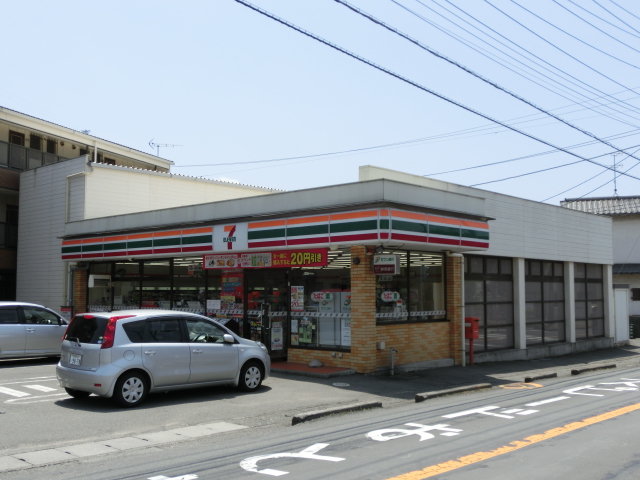 Convenience store. 300m to Seven-Eleven (convenience store)