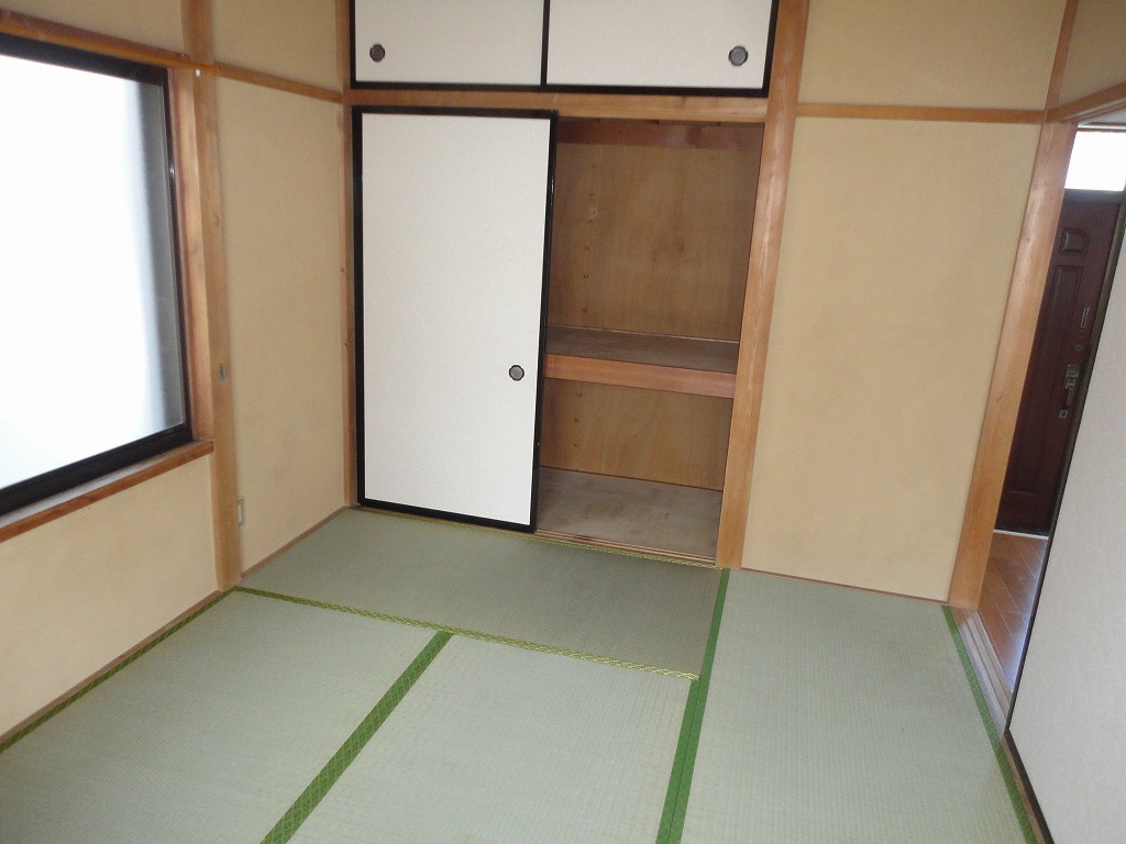 Living and room. closet