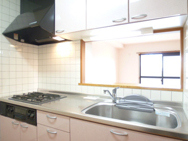 Kitchen. 3-neck with stove grill. Face-to-face is the kitchen.