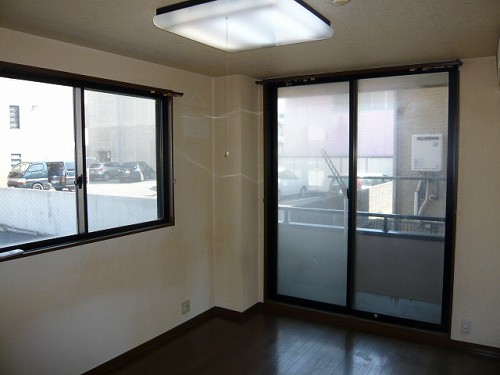 Living and room. It is a corner room