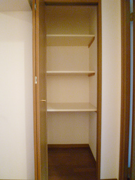Receipt. Compartment. It is housed in the hallway. It is perfect to put away the daily necessities