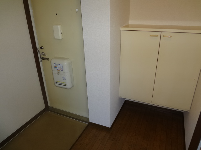 Entrance. With cupboard!