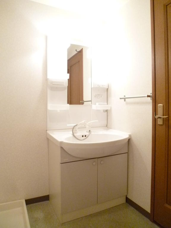Washroom. Shampoo dresser. Over also with towel.