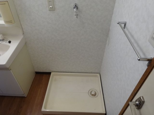 Other room space. Shoebox that many enter