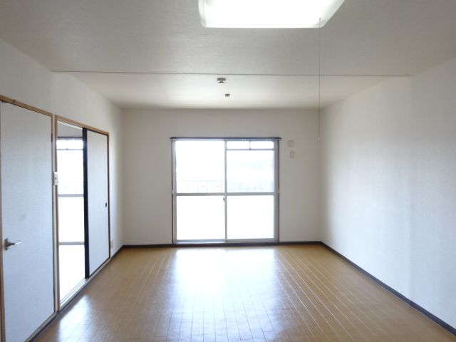 Living and room. Facing south in sunny! !