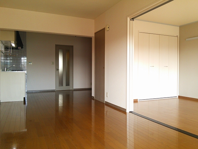 Living and room. LDK and Nanyang room is bulkhead. 3 doors.