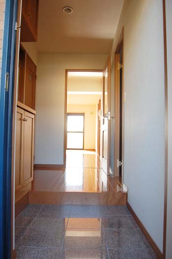 Entrance. Cupboard. You have up and down Nitsu.